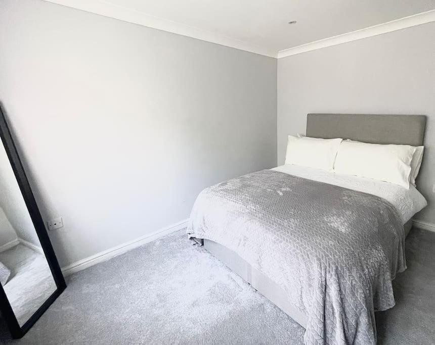 Lovely 1 Bed Apartment, 15Mins From Central Londen Buitenkant foto